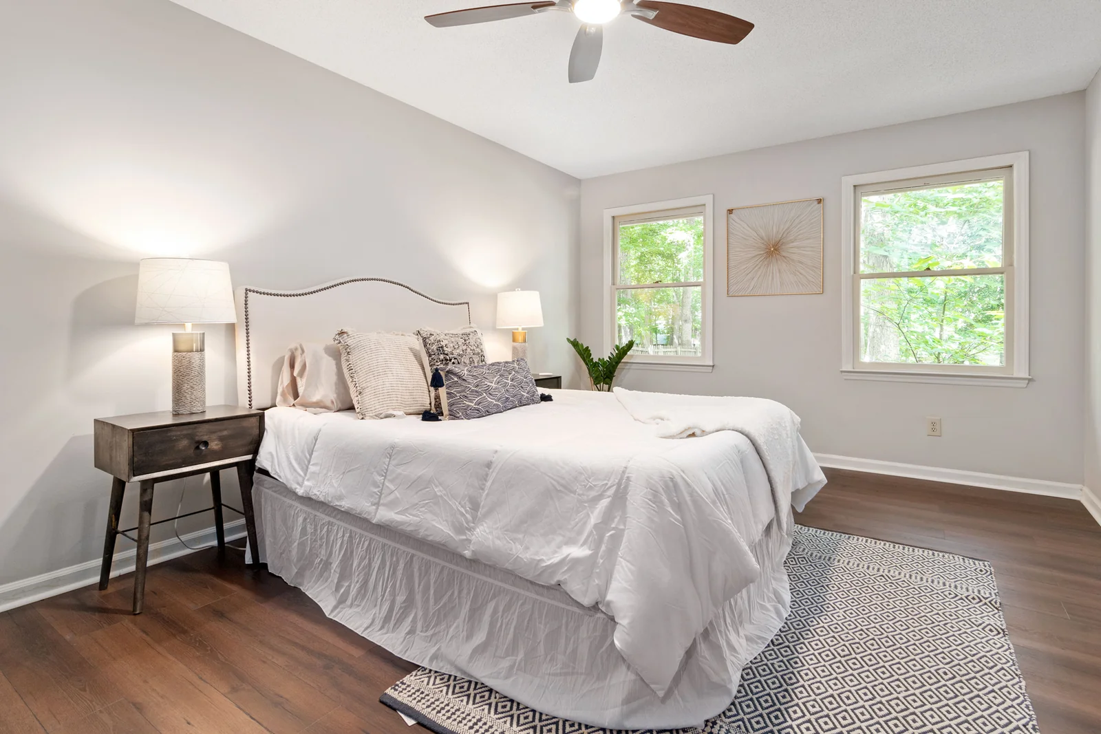 Photo d’ambiance : chambre claire avec lit double et deux lampes de chevet