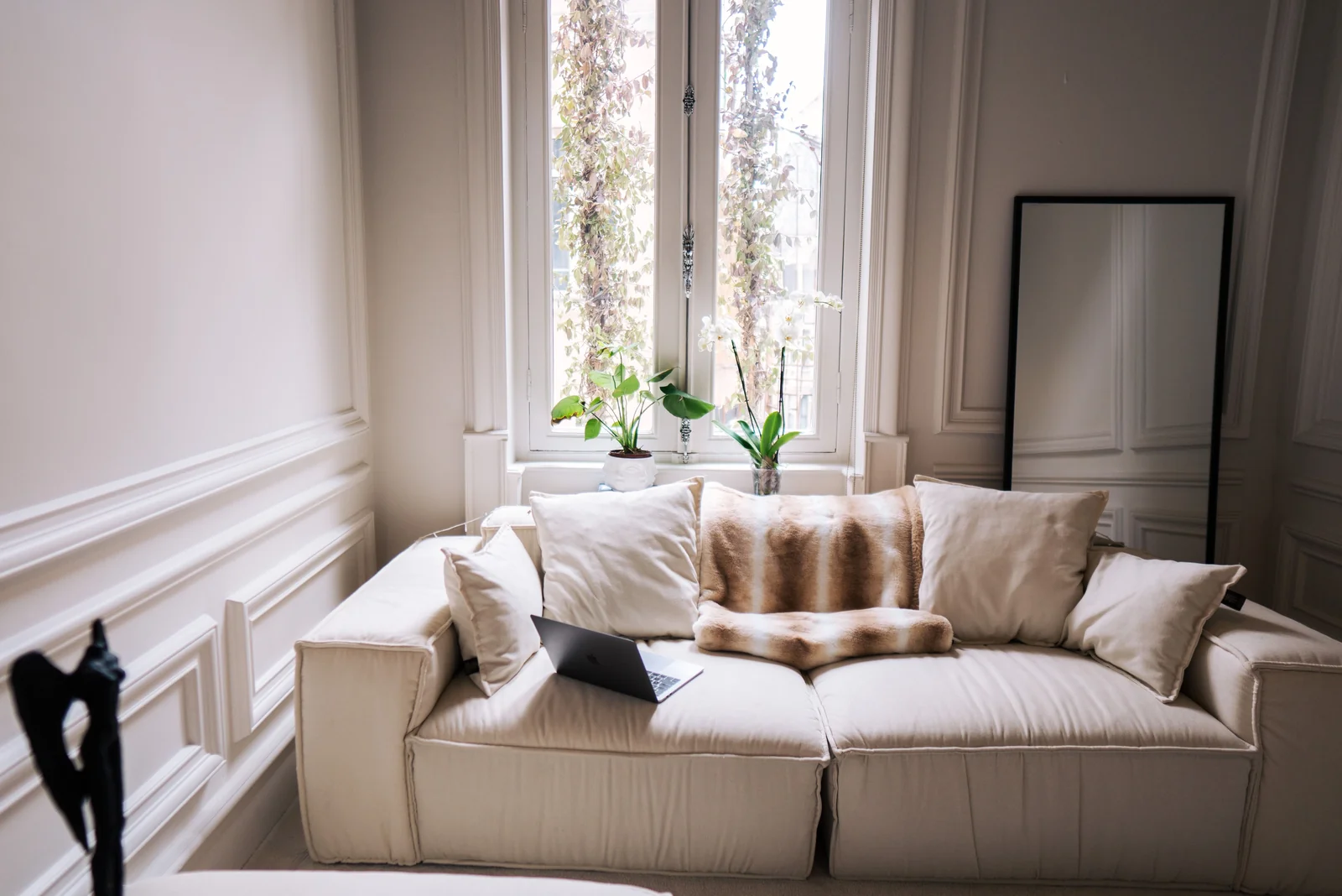 Photo d’ambiance : canapé beige dans un séjour lumineux